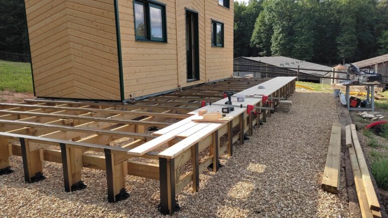 Terrasse en bois sur mesure réalisée à Moutiers-au-Perche (61) par l'Atelier Bois Robain.