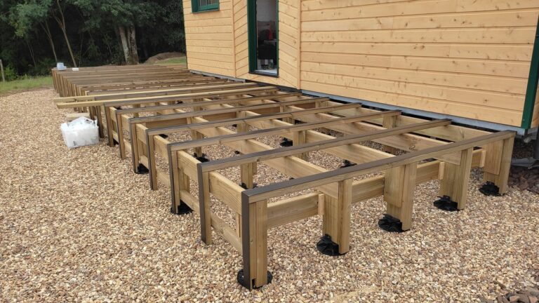 Terrasse en bois sur mesure réalisée à Moutiers-au-Perche (61) par l'Atelier Bois Robain.