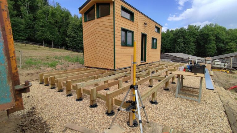 Terrasse en bois sur mesure réalisée à Moutiers-au-Perche (61) par l'Atelier Bois Robain.