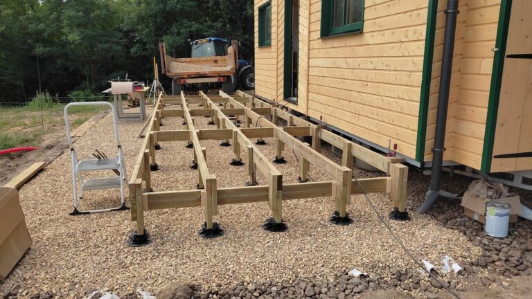Terrasse en bois sur mesure réalisée à Moutiers-au-Perche (61) par l'Atelier Bois Robain.