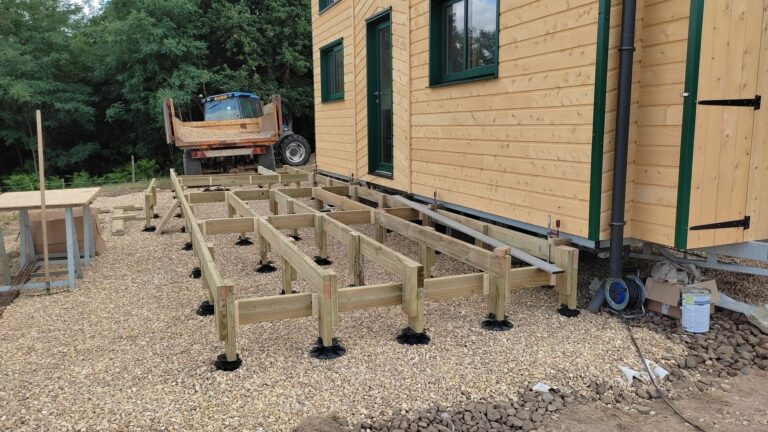 Terrasse en bois sur mesure réalisée à Moutiers-au-Perche (61) par l'Atelier Bois Robain.