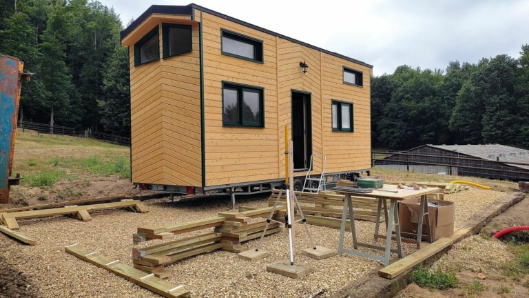 Terrasse en bois sur mesure réalisée à Moutiers-au-Perche (61) par l'Atelier Bois Robain.