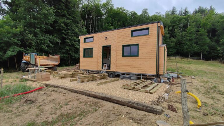 Terrasse en bois sur mesure réalisée à Moutiers-au-Perche (61) par l'Atelier Bois Robain.