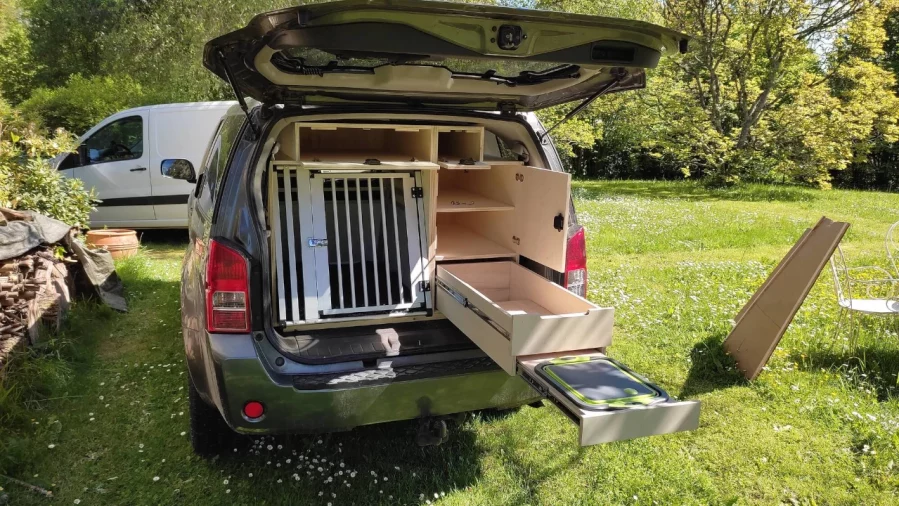 Cuisine et chenil de camping sur mesure pour un 4X4 à Nocé 61 par l'Atelier Bois Robain