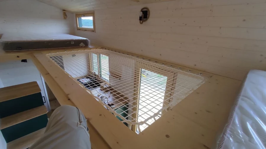 Installation d'un filet de sécurité dans une tiny house à moutier au perche 61 par l'atelier bois robain
