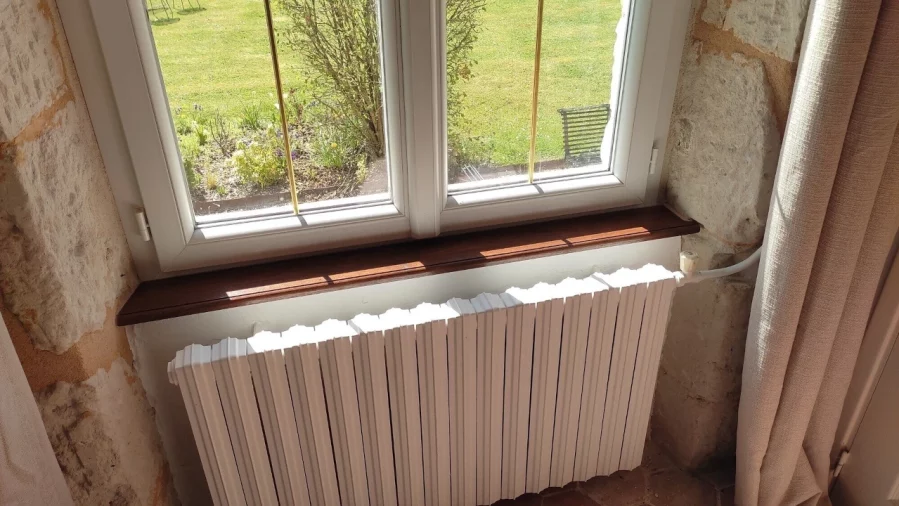 Fabrication et installation d'un habillage d'appui de fenêtre en chêne sur mesure à Mauve Sur Huisne 61 par l'Atelier Bois Robain