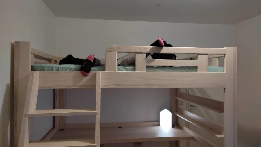 Lit mezzanine avec coin bureau sur mesure en pin sylvestre à Paris 75 par l'Atelier Bois Robain