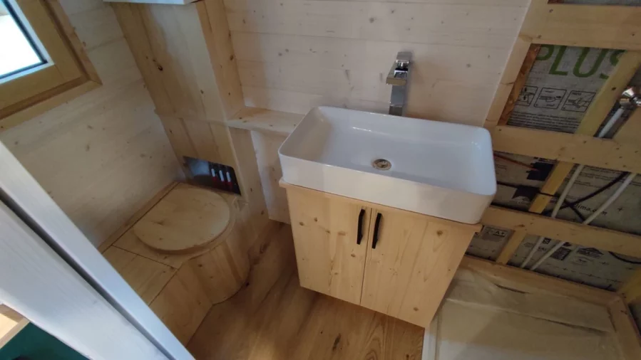 Meuble vasque, tablette et coffrage pour une tiny house à moutiers au perche 61 par l'atelier bois robain